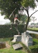 神笔永铸：一座纪念碑里的东方童话密码