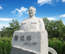 瞻仰潘汉年雕像：追寻英雄足迹