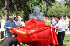 赵树理纪念雕像：一位文学巨匠的永恒颂歌